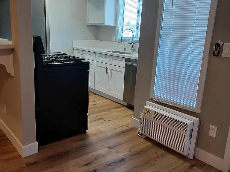 Roscoe Apartments — Photo 7