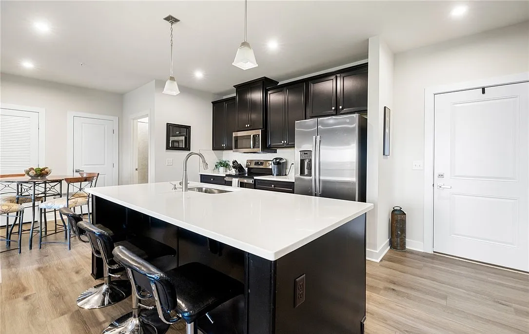 2 bed, 1122 sqft, $2,100 — Photo 1