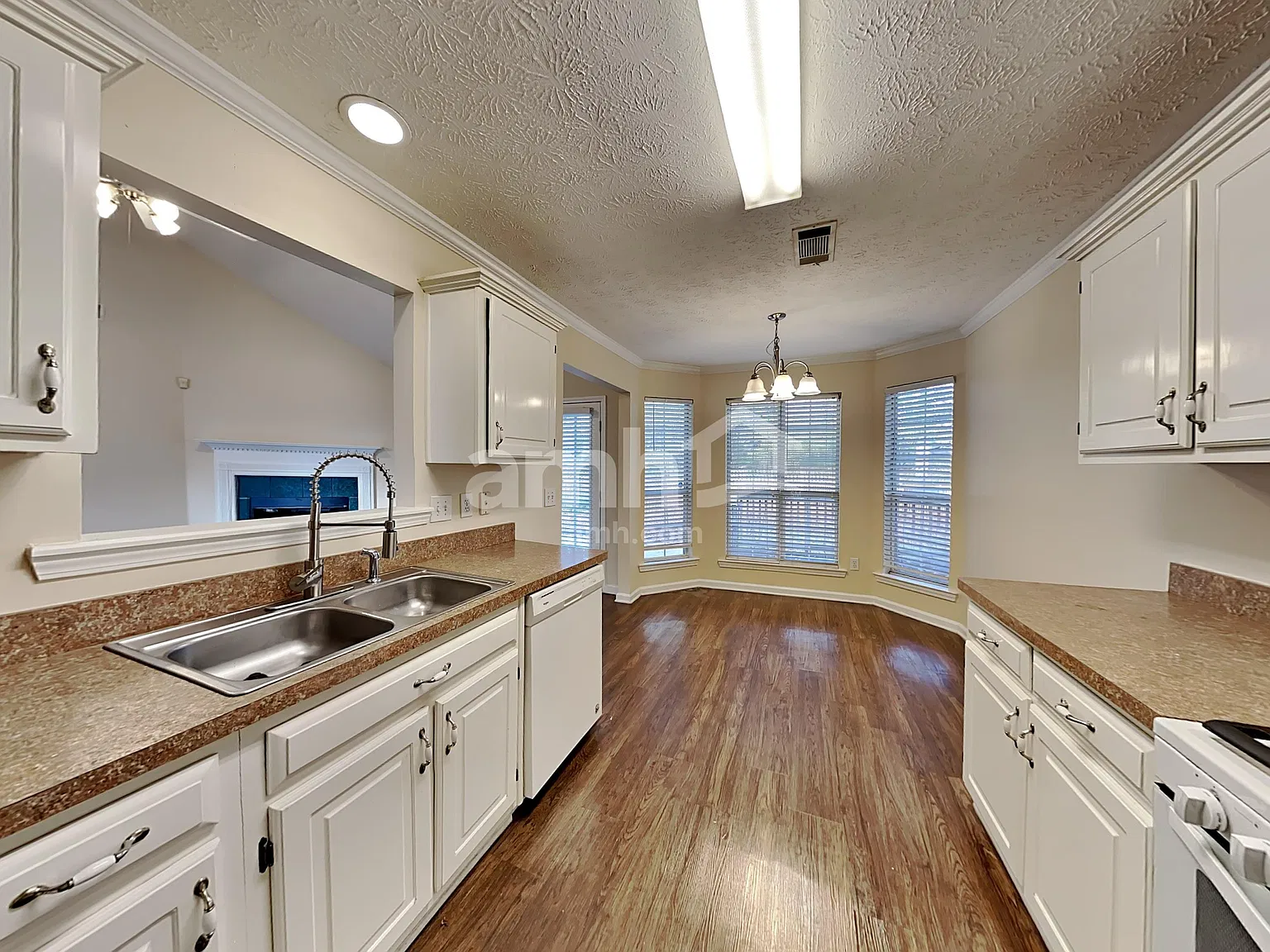 4 bed, 2.0 bath, 1889 sqft, $2,045 — Photo 3