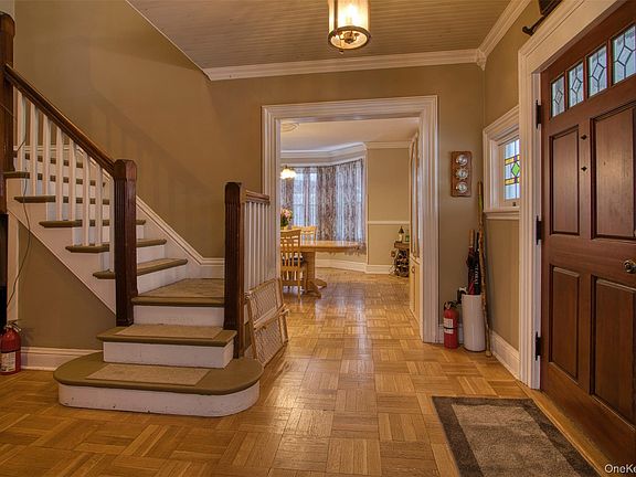 5th image of 165 Round Hill Road