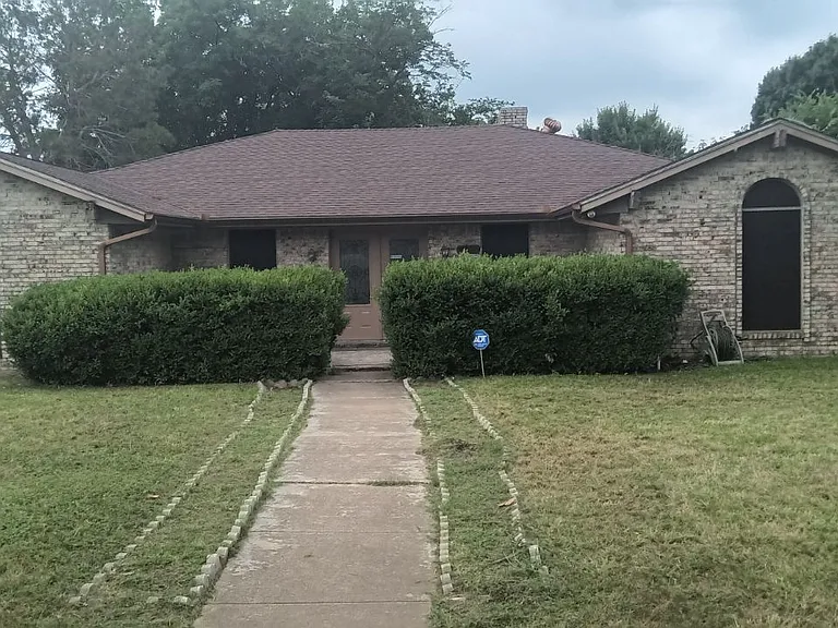 1048 Cloverdale Ln — Photo 1