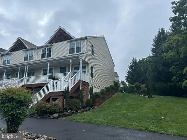 28 Cottonwood Dr, Holland, PA 18966