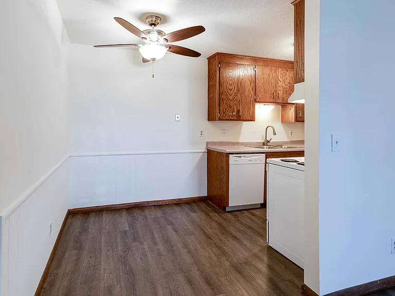 Apache Manor Apartments — Photo 29