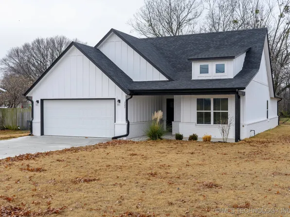 209 N 4th St, Chouteau, OK 74337