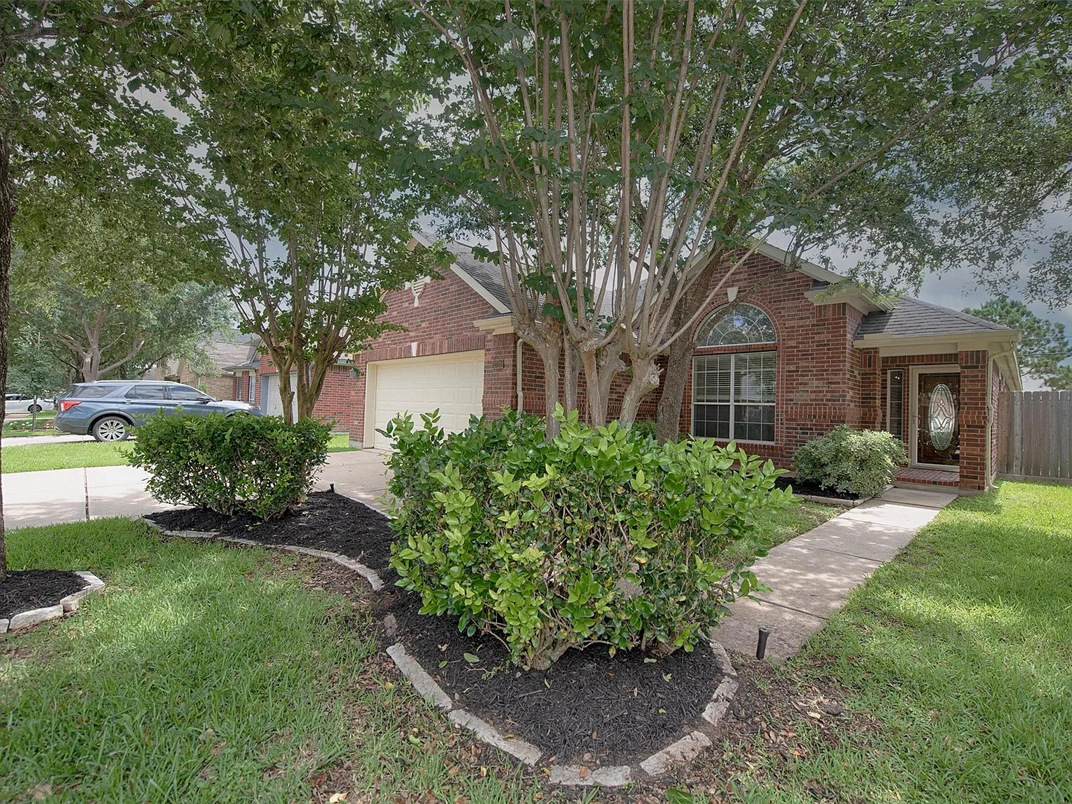 3 bed, 2.0 bath, 2074 sqft, $2,400 — Photo 2