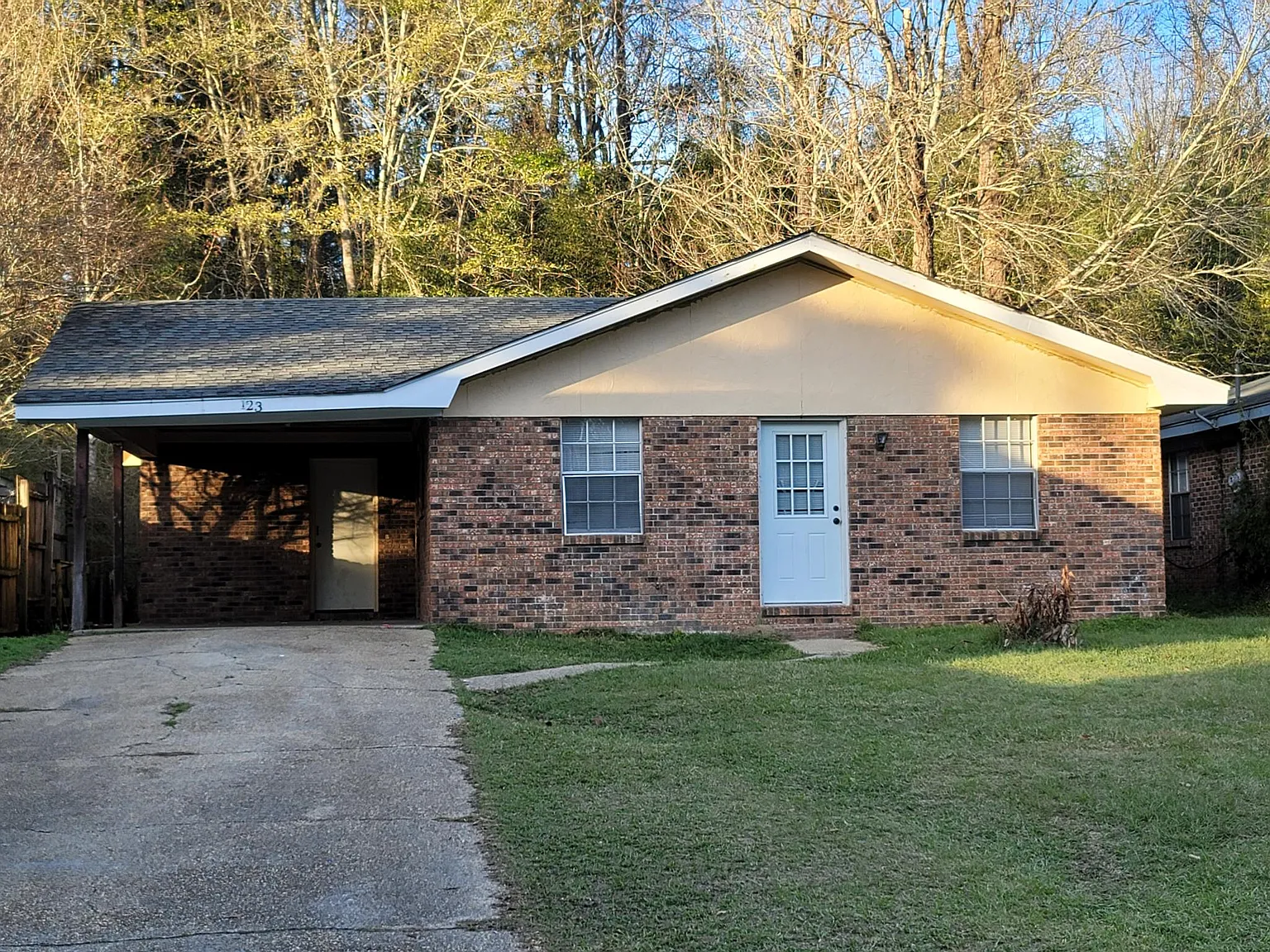 3 bed, 1229 sqft, $985 — Photo 1