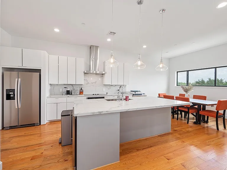 2239 N Macgregor Way — Photo 8
