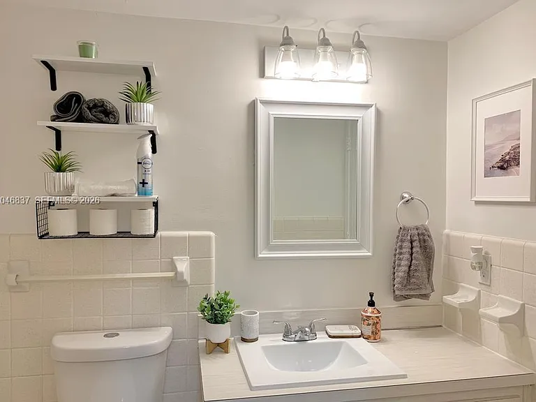 815 Middle River Dr #204 — Photo 8