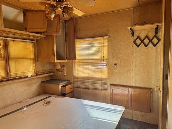 3rd image of 4115 Aurora Rd Floor 13