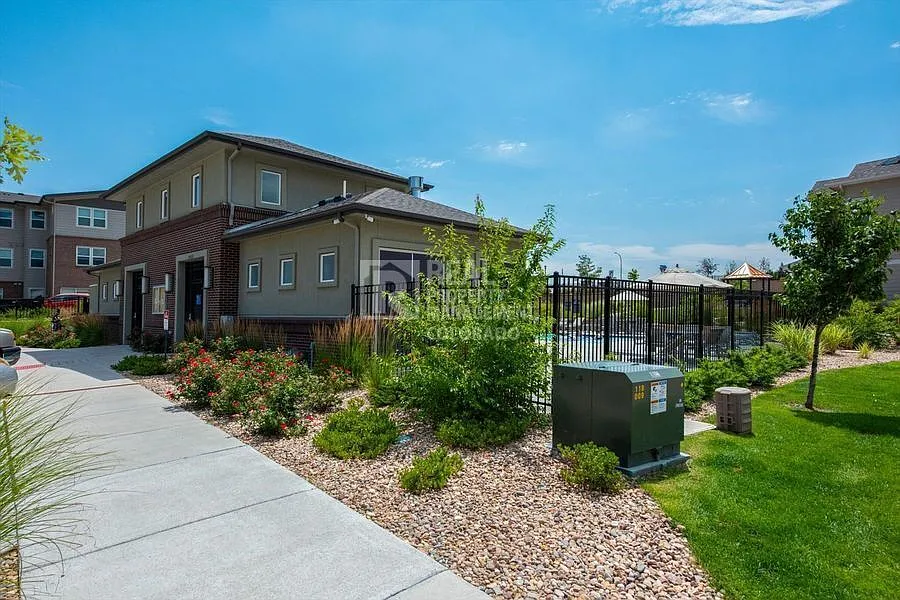 Beautiful Townhome in the desirable Weston Neighborhood — Photo 4