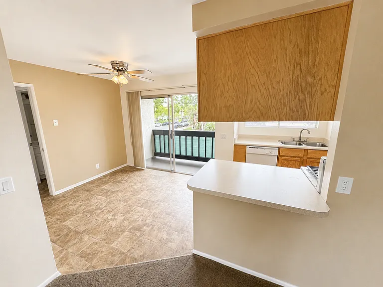 Del Ciervo Apartments — Photo 29