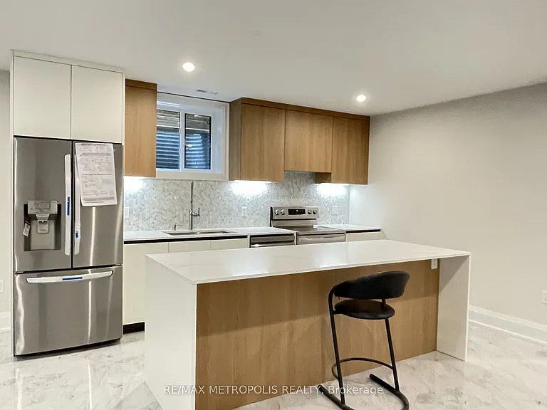 165 Manning Ave #BASEMENT — Photo 11