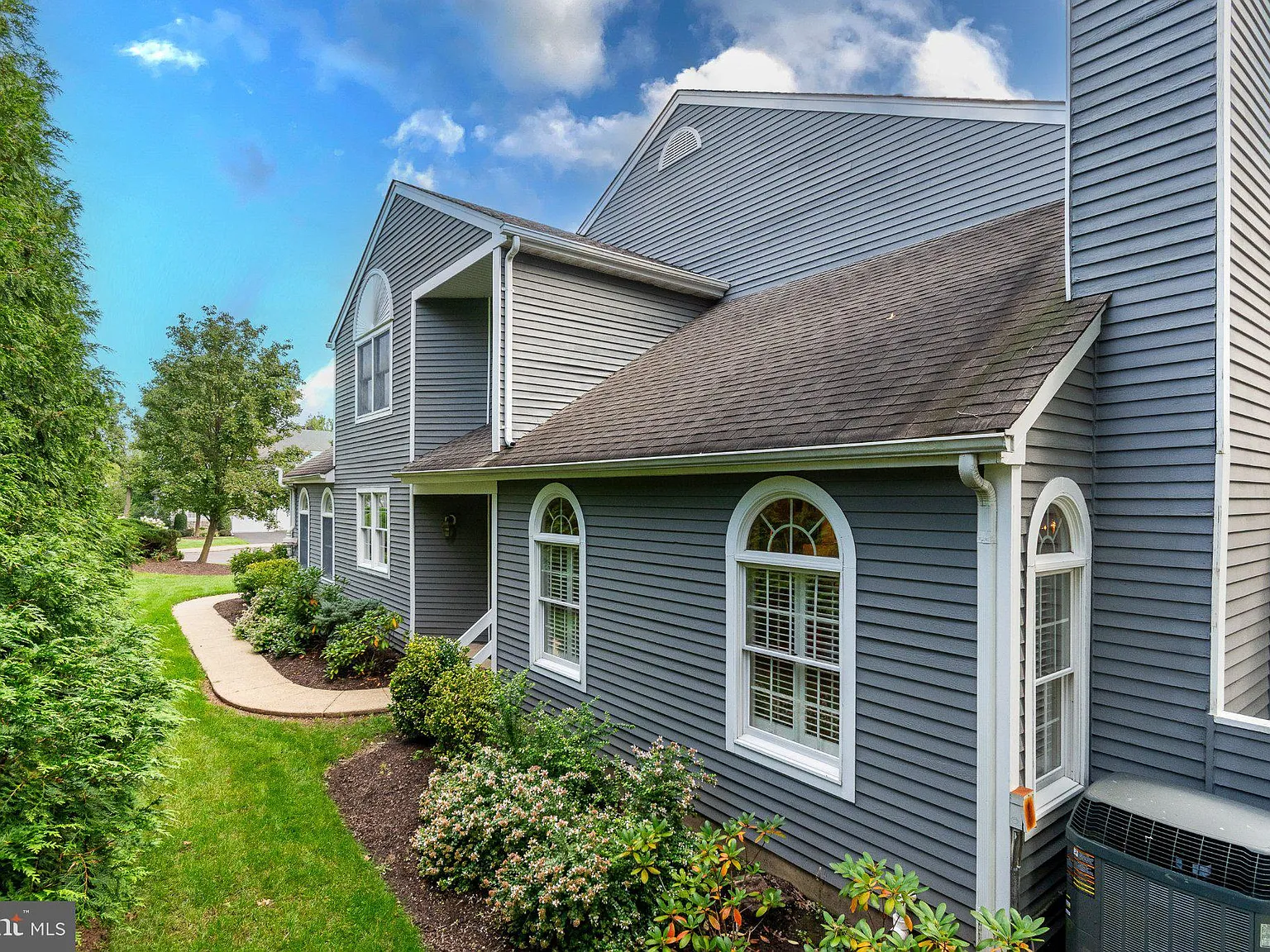 3 bed, 2.5 bath, 1967 sqft, $3,950 — Photo 3