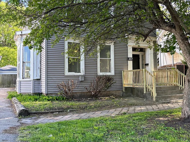 307 E Superior St — Photo 28