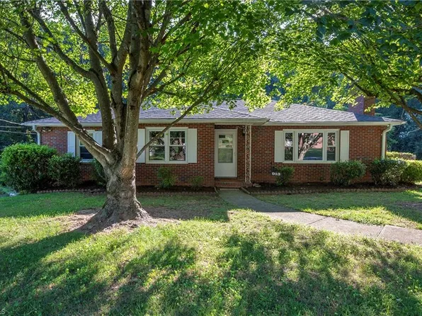 913 Long Dr, Winston Salem, NC 27106