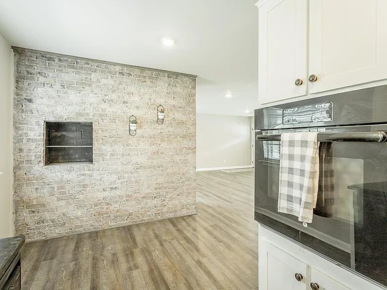 1403 Clearpoint Dr — Photo 30