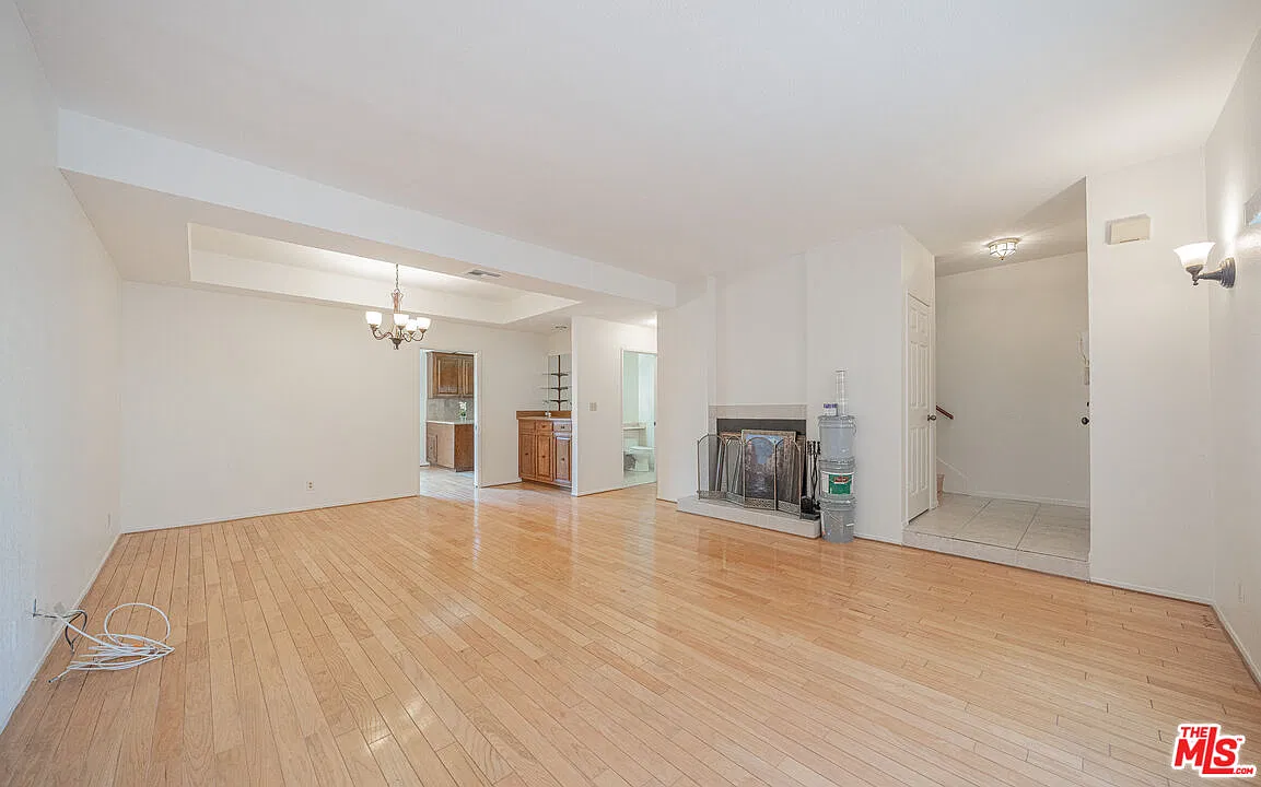 3 bed, 3.0 bath, 1487 sqft, $4,000 — Photo 3