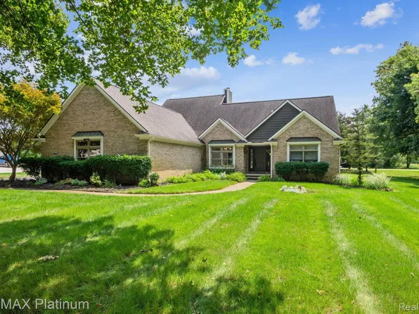 12645 Ann Lynn Dr, South Lyon, MI 48178