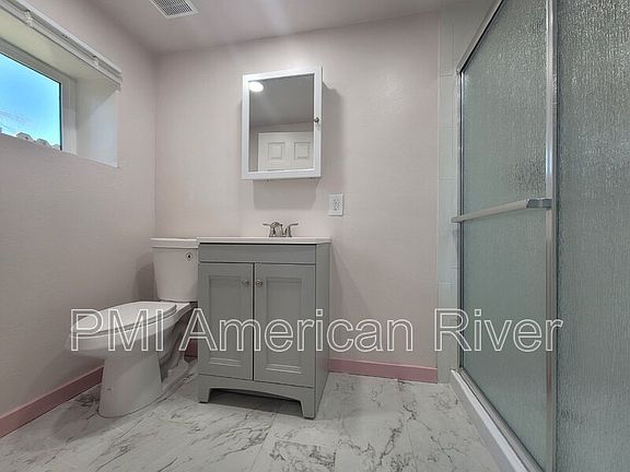 5th image of 526 Redwood Ave Unit B