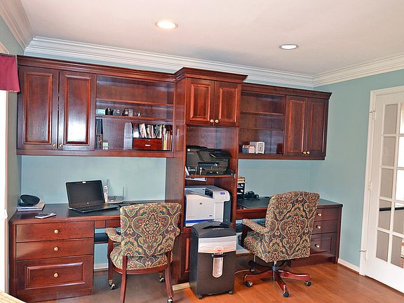 Study w/2 walls of built-ins