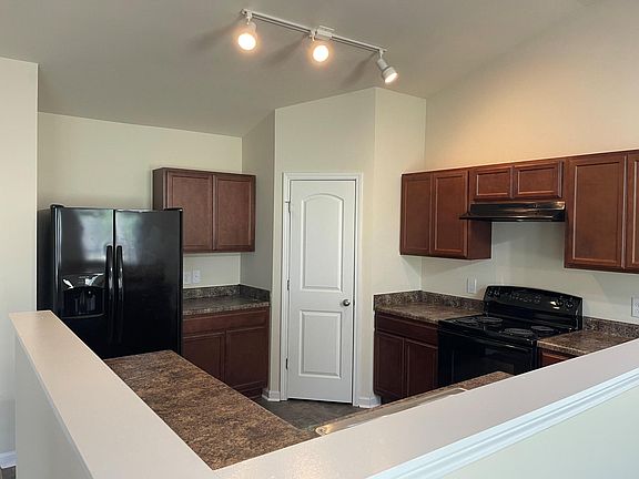 4th image of 2615 Honeysuckle Dr