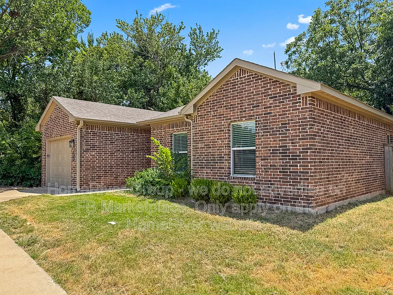 3 bed, 2.0 bath, 1208 sqft, $1,695 — Photo 2