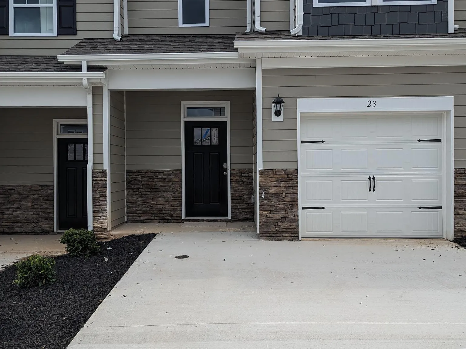 3 bed, 2.5 bath, 1674 sqft, $2,300 — Photo 2