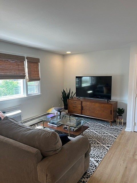 1st image of 5 Cynthia Dr