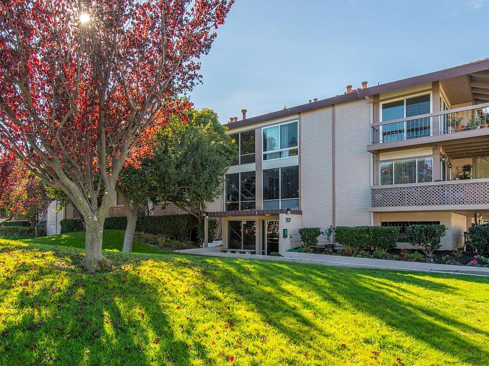 1st image of 707 Fathom Dr APT 209