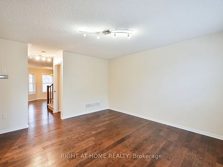 842 Luxton Dr — Photo 9