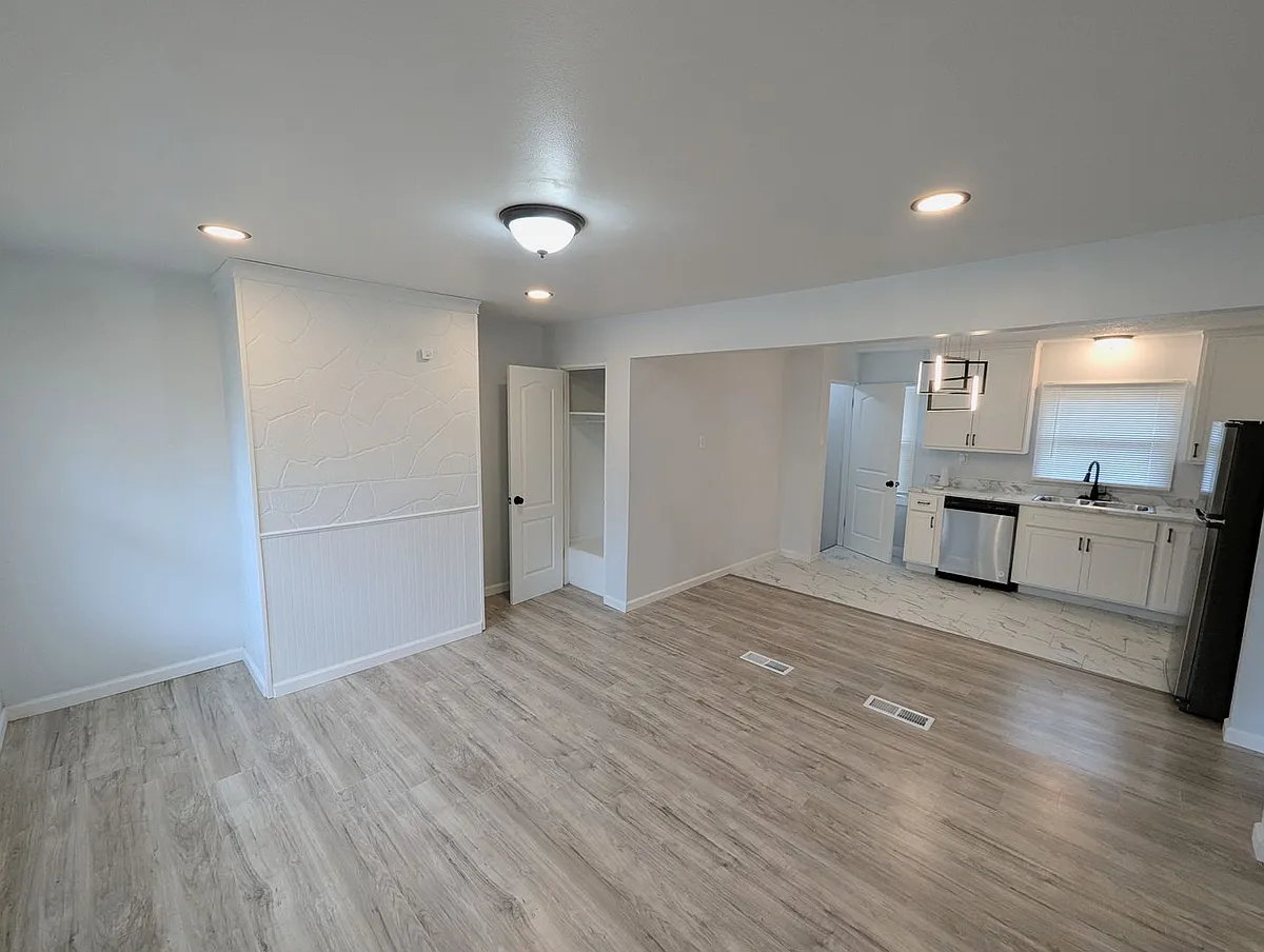 Building Photo - 6109 Evergreen Blvd