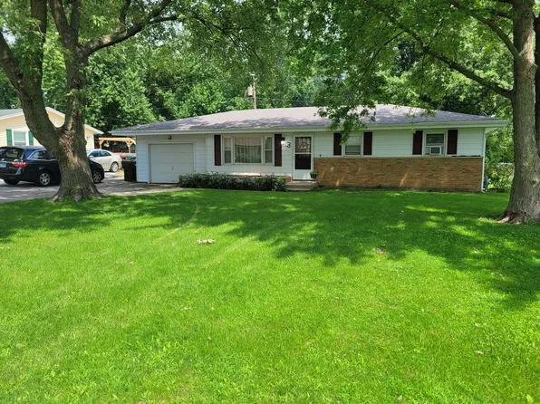 3 E Circle Dr, Saint Anne, IL 60964
