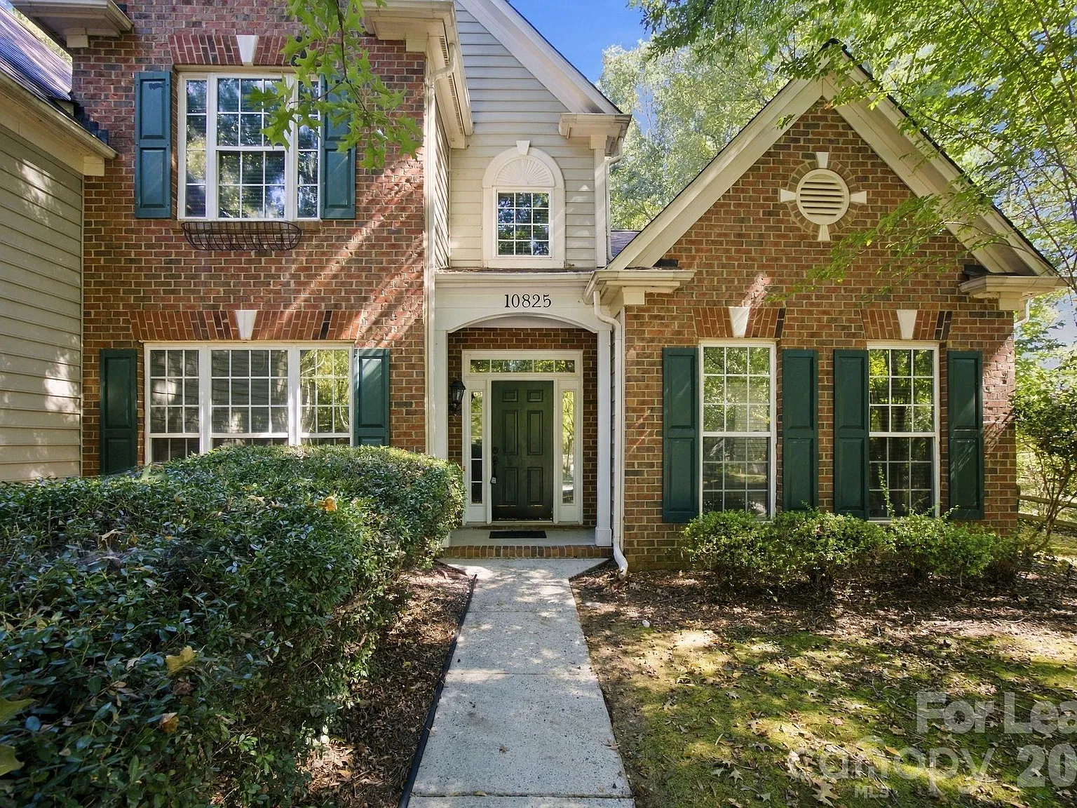5 bed, 2.5 bath, 2558 sqft, $3,000 — Photo 2