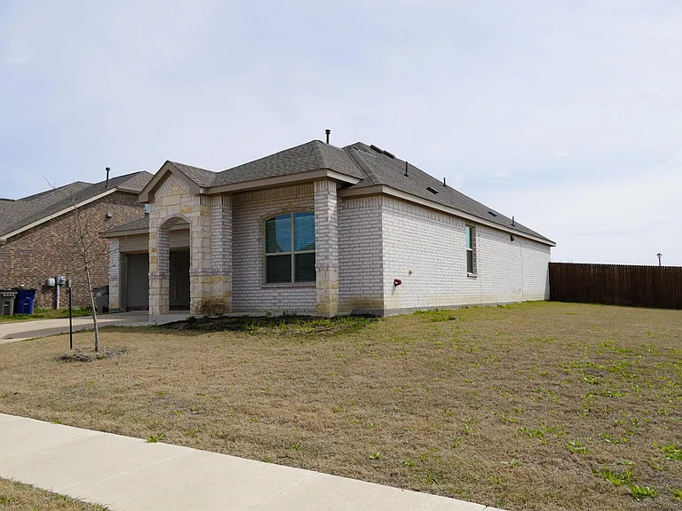 423 Pepperbark Ave — Photo 3