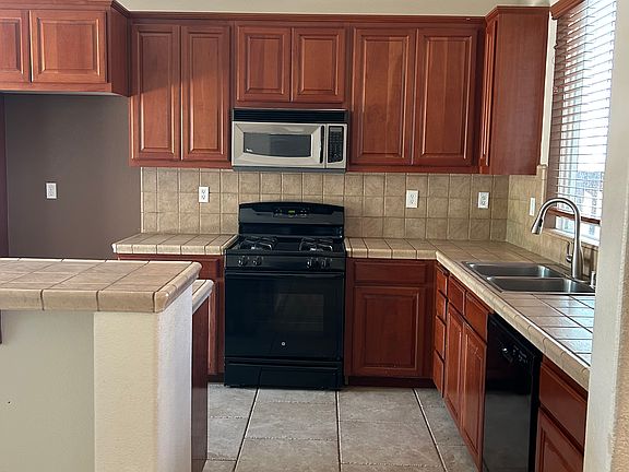 5th image of 865 Larkspur Ln