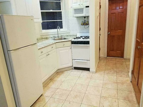 4th image of 347 E 61st St APT 1RE