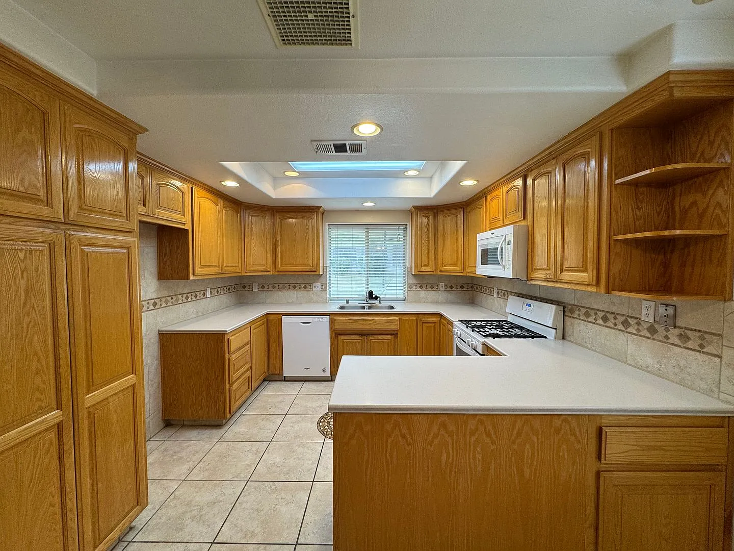 NE Bakersfield home with a sunroom! — Photo 3