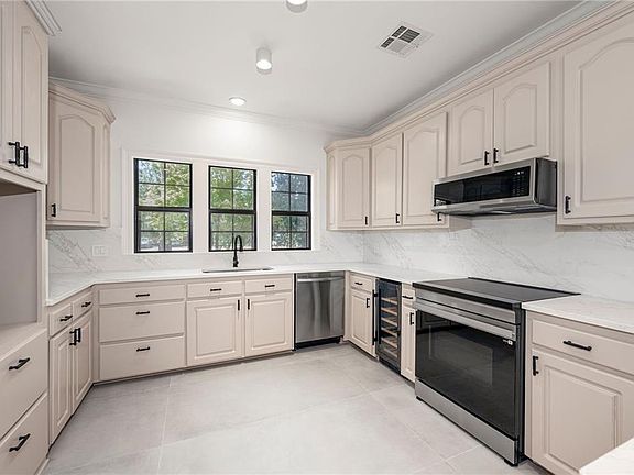 4th image of 220 W Magnolia St