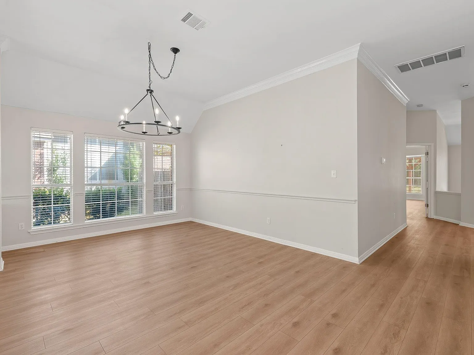 4 bed, 2.0 bath, 2567 sqft, $3,200 — Photo 4