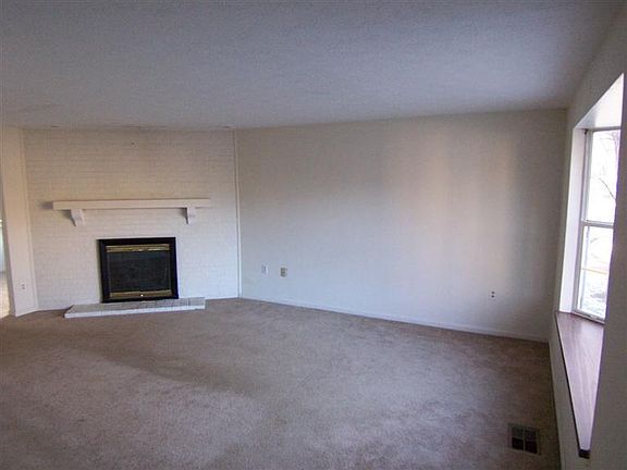 3rd image of 5909 Gloucester Ct