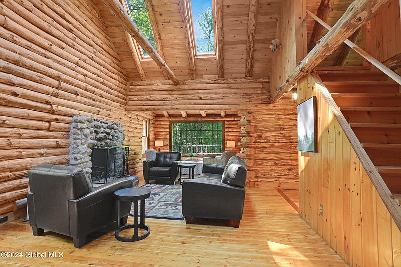 3rd image of 60 Algonquin Trail