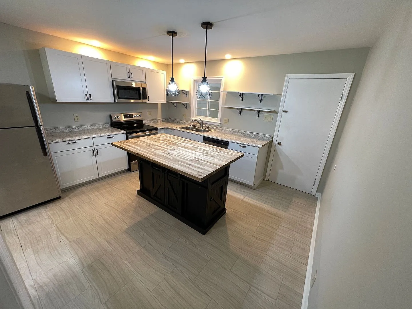 Great Neighborhood Location Home For Rent — Photo 2