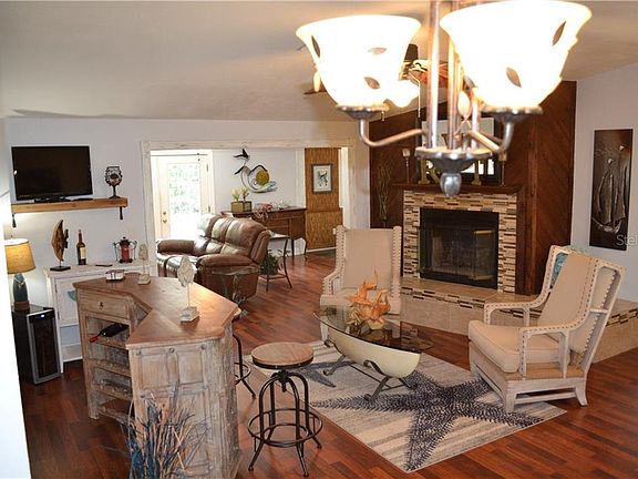 3rd image of 1647 Castlewood Ln