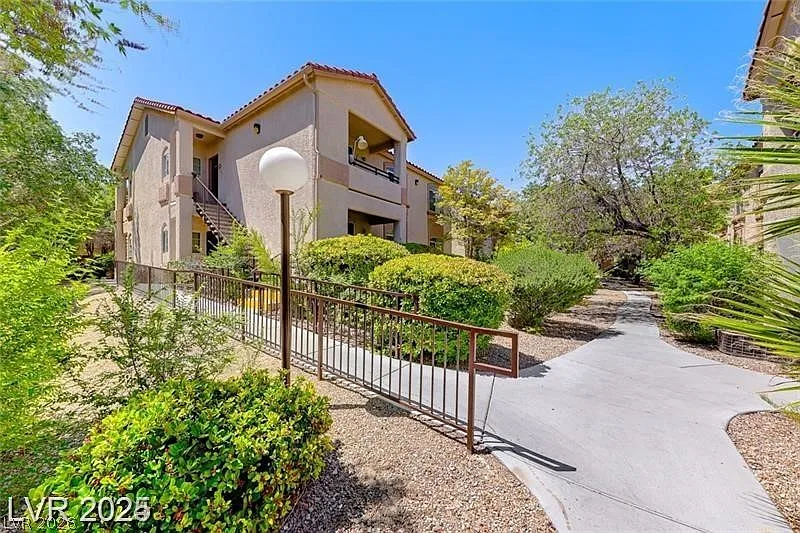 2 bed, 1.0 bath, 969 sqft, $1,950 — Photo 2