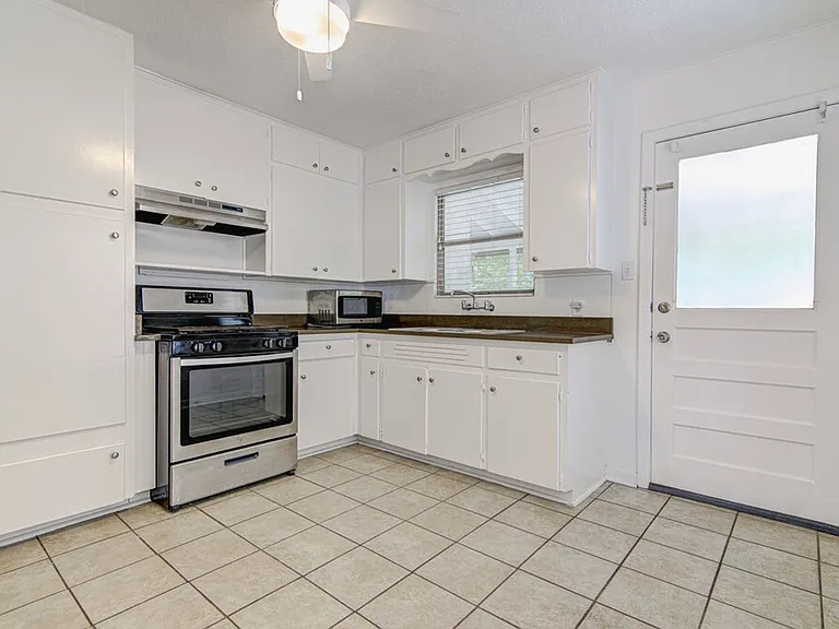 1711 Brentwood St — Photo 7