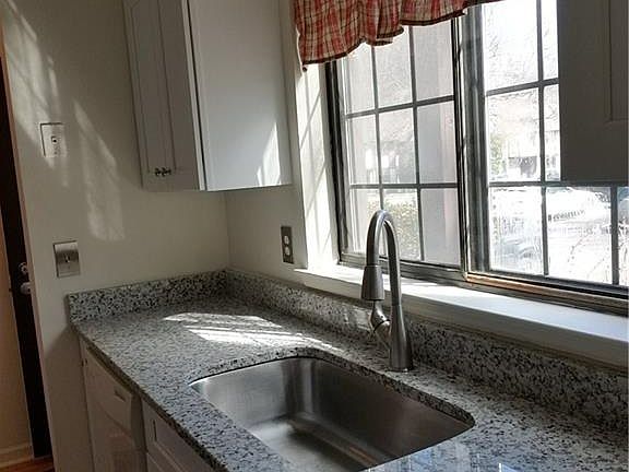 3rd image of 517 Swanson Cres #517