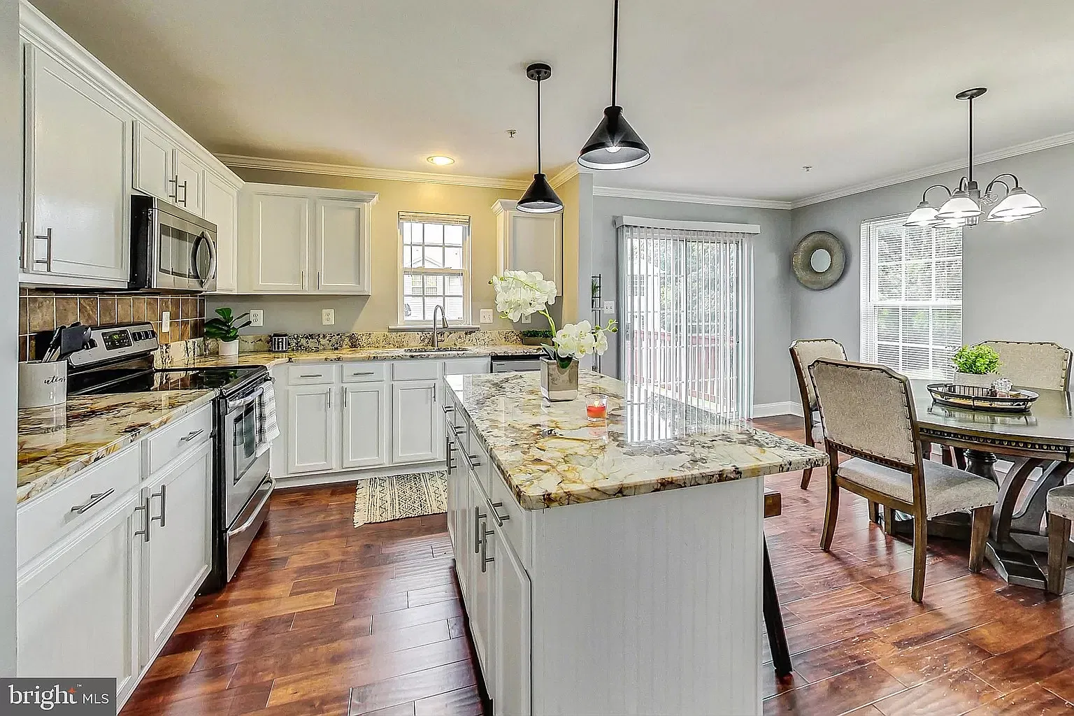 3 bed, 3.5 bath, 2192 sqft, $3,000 — Photo 3