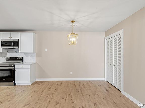 5th image of 288 Carriage Ct