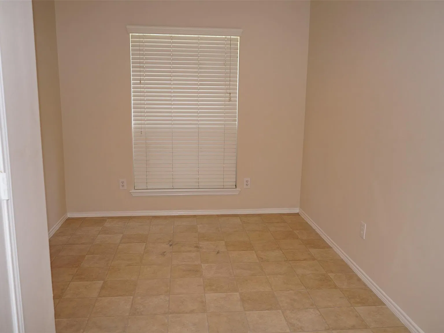3 bed, 2.0 bath, 1279 sqft, $1,700 — Photo 4