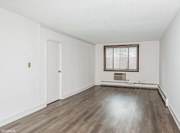 4th image of 1356 N Dearborn St #506